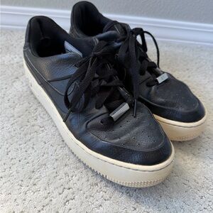 Nike Air Force 1 Sage Low in black